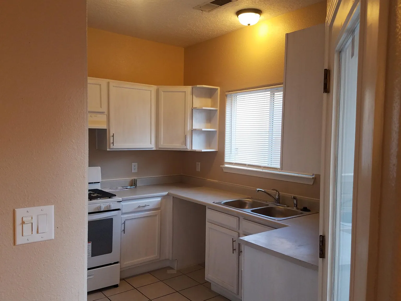 4 bed, 1500 sqft, $2,100 — Photo 2