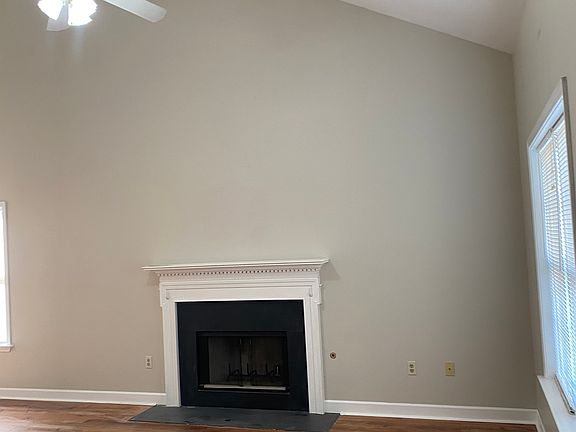 3rd image of 321 Roslyn Ct