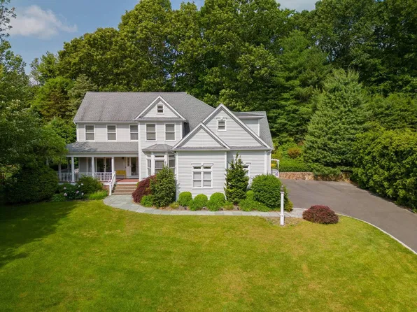 92 Meadow Rd W, Trumbull, CT 06611