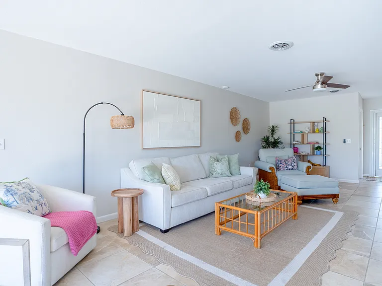 1105 Caples St — Photo 2