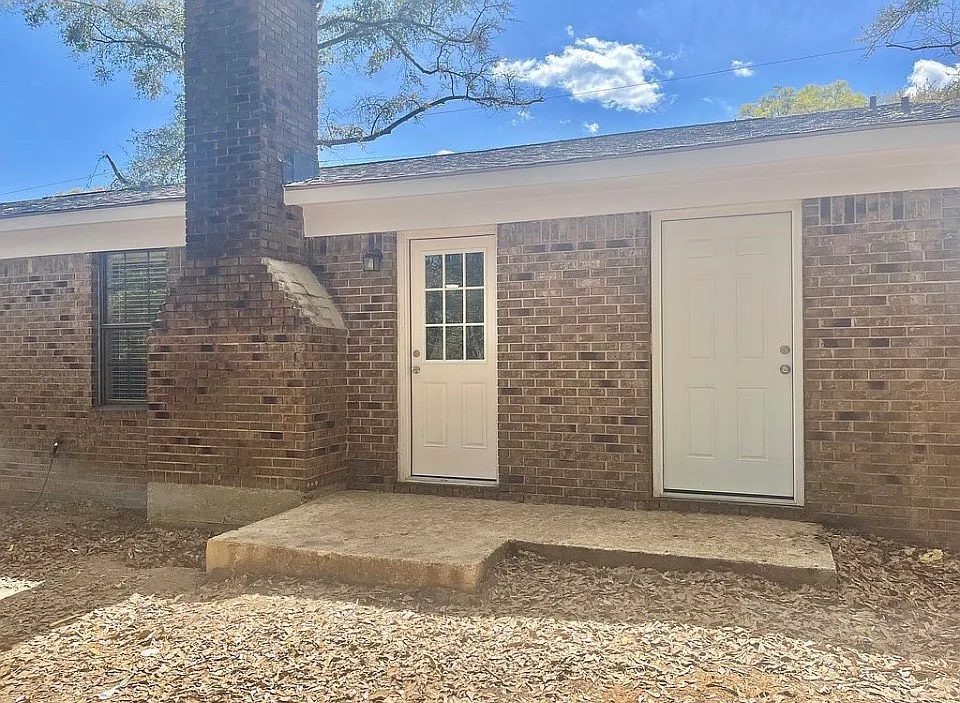 3 bed, 1400 sqft, $1,800 — Photo 2