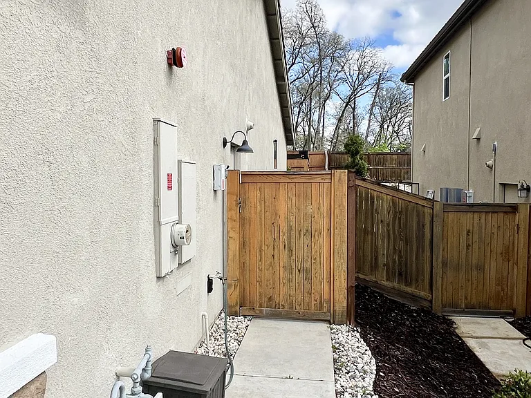 4216 Whitethorn Dr — Photo 37