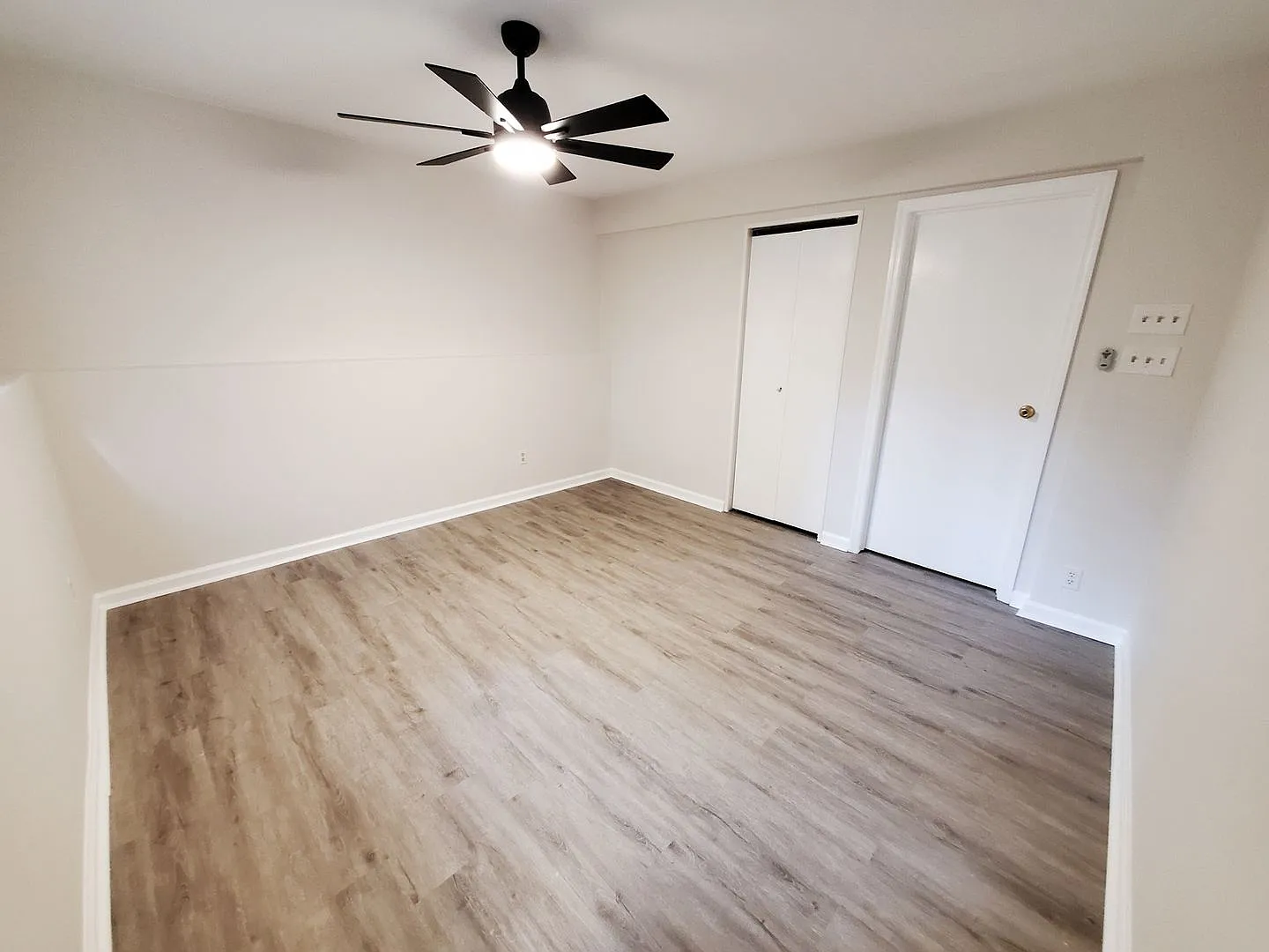 Room in 6 Bedroom Home at Henslowe Dr — Photo 4