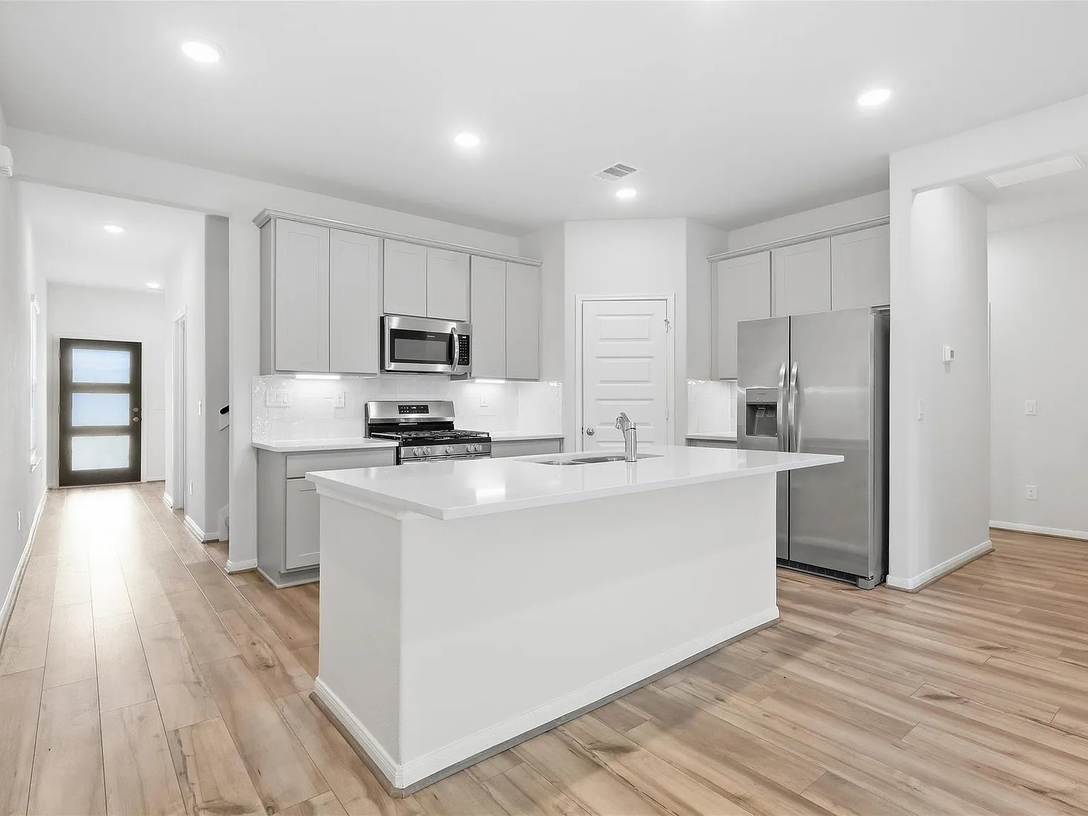 5 bed, 2.5 bath, 2250 sqft, $2,350 — Photo 3