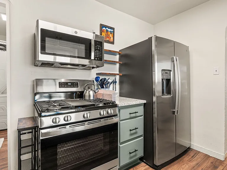2210 Broadway Blvd NE — Photo 10