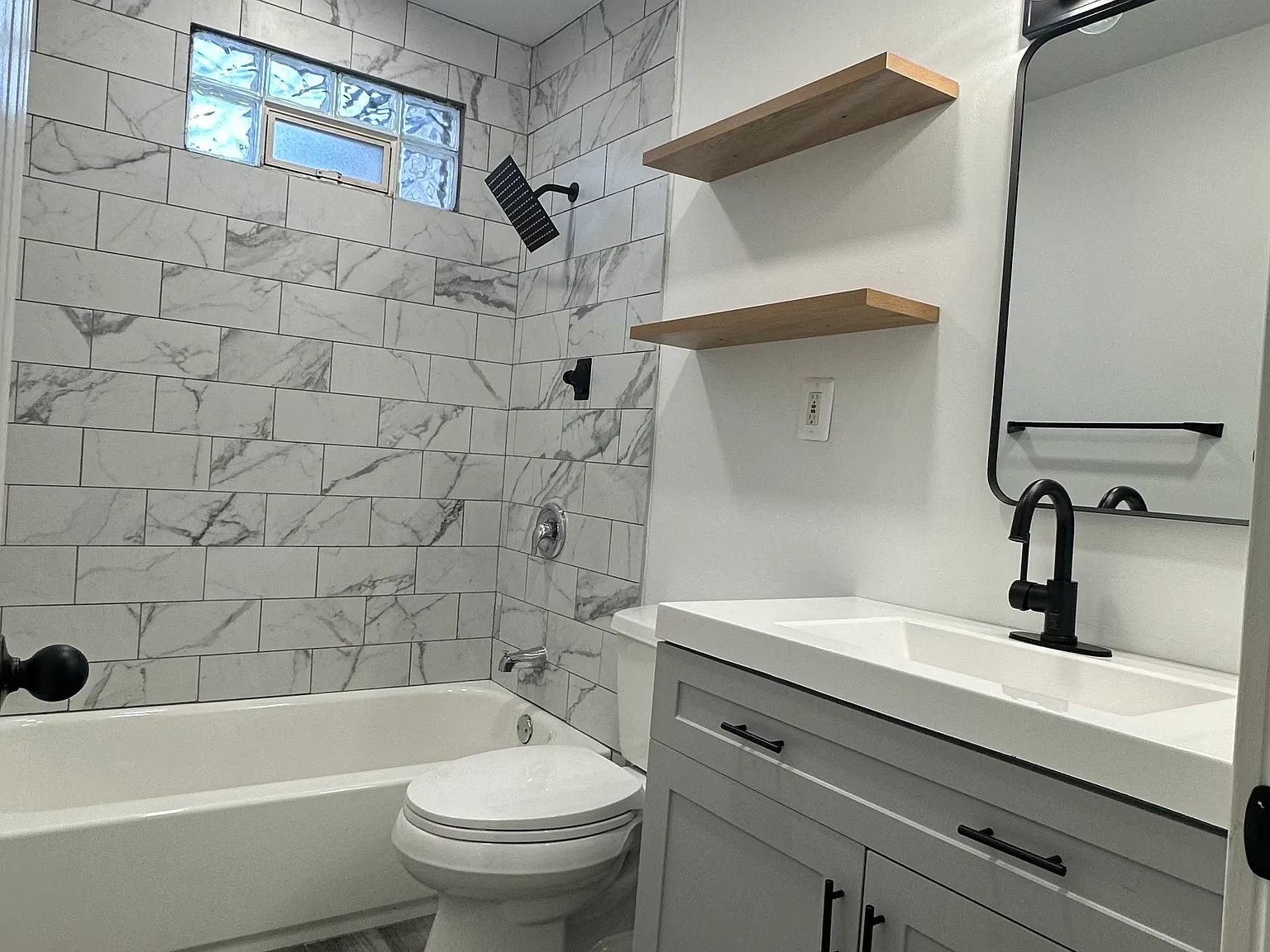 1122 E Elza Ave — Photo 3