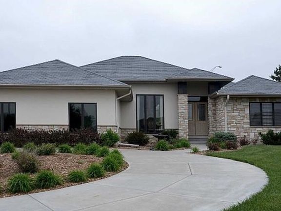 3rd image of 2550 Southview Cir