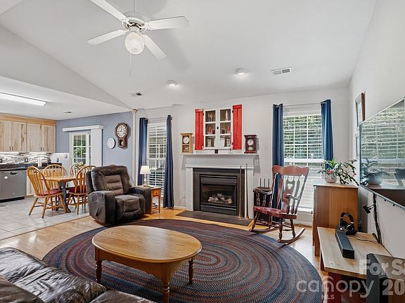 3rd image of 1118 Slate Ridge Rd