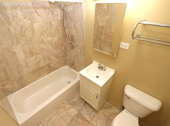 3rd image of 2433 N Kedzie Blvd APT 1R