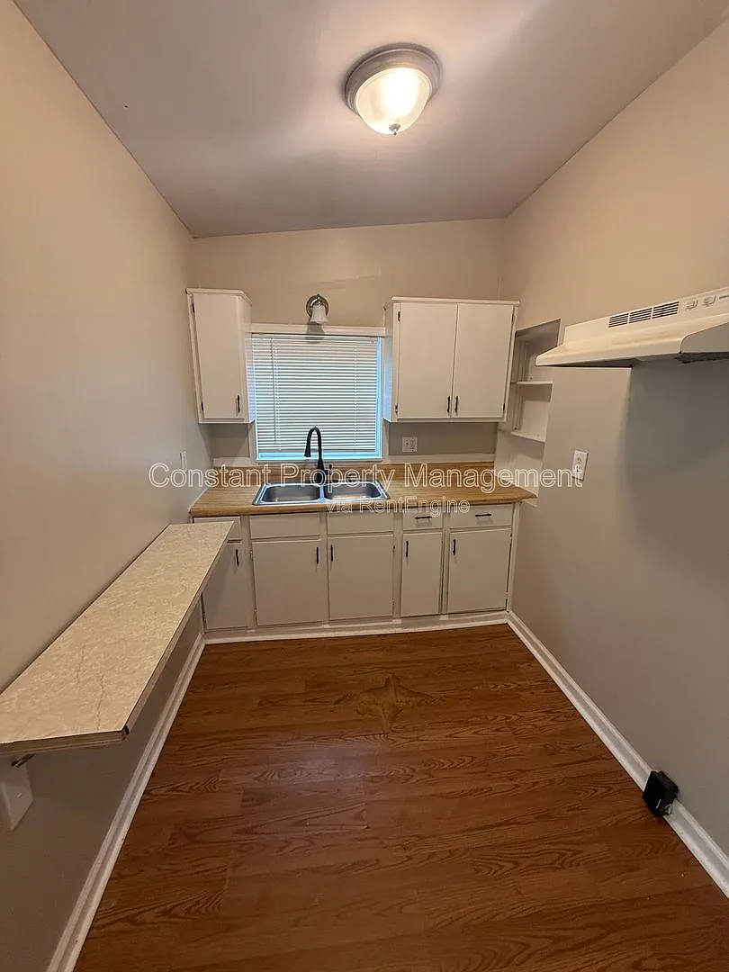 2 bed, 1.0 bath, $950 — Photo 2
