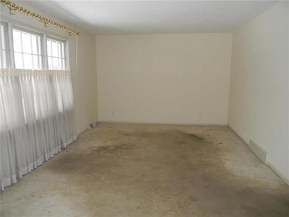 2nd image of 4828 Mockingbird Ln
