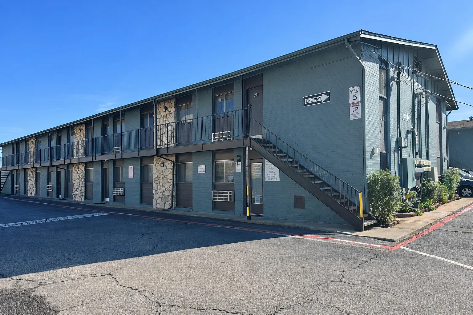 Sun Valley Apartments — Photo 1