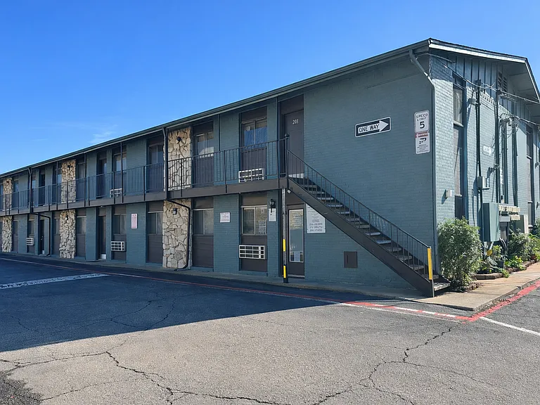 Sun Valley Apartments — Photo 1