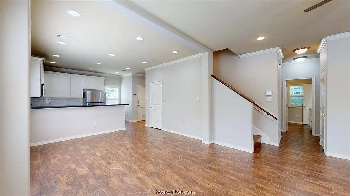 5 bed, 5.0 bath, 2216 sqft, $4,200 — Photo 4