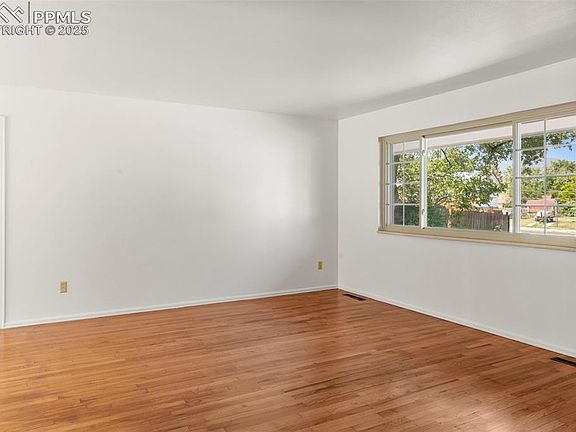 4th image of 1827 Montezuma Dr