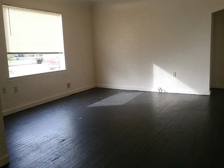 2740 E St — Photo 4
