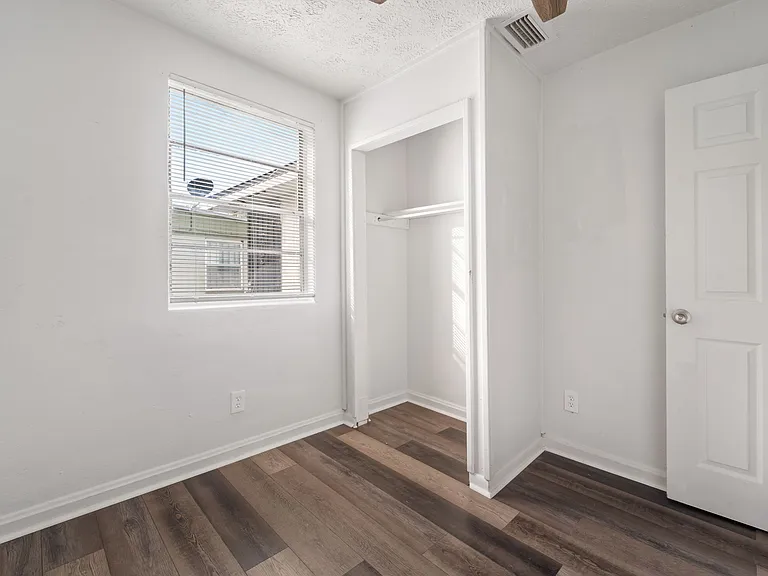 1081 Ontario St — Photo 14