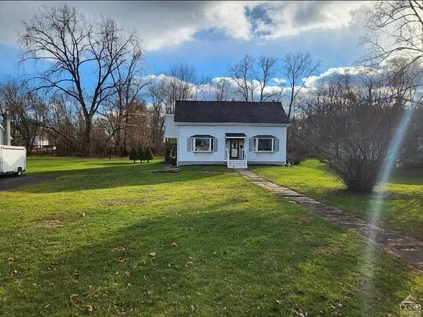 30 Van Dyck St, Coxsackie, NY 12051