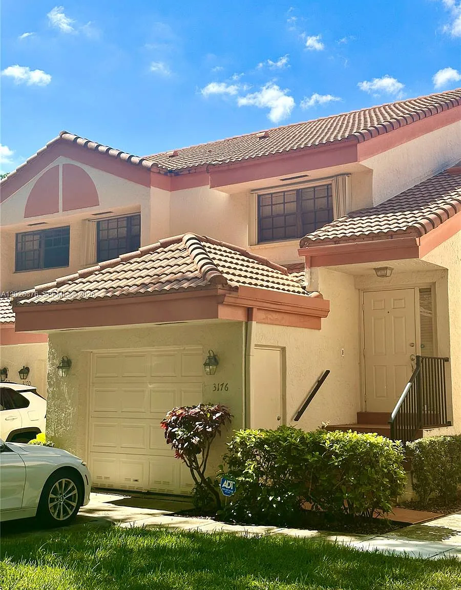 Emerald Oaks 25 Condo — Photo 2