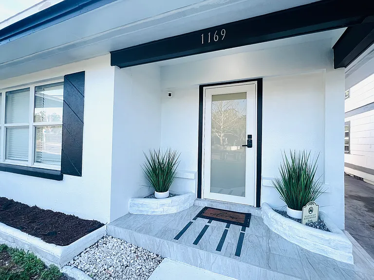 1169 Drew St — Photo 3