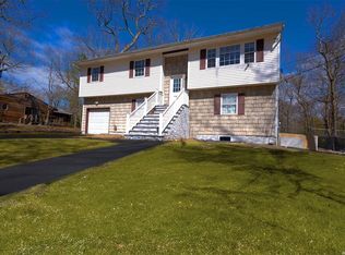61 W Bartlett Rd, Middle Island, NY 11953