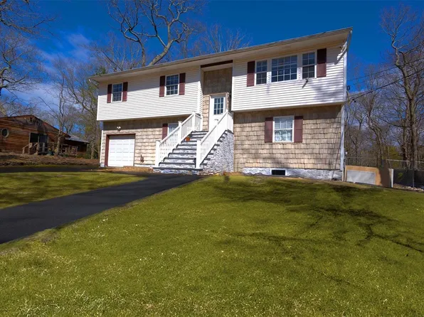 61 W Bartlett Road, Middle Island, NY 11953