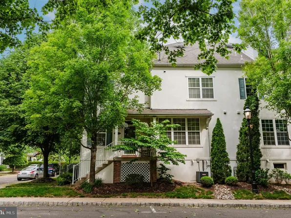 302 Lantern Dr #108, Doylestown, PA 18901