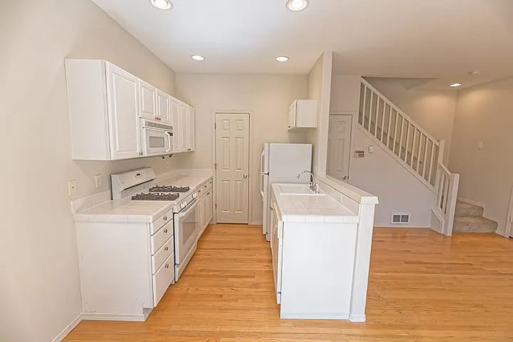 2012 NW Lovejoy St #2 — Photo 3