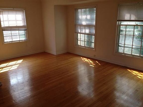 3rd image of 2527 N Lake Dr