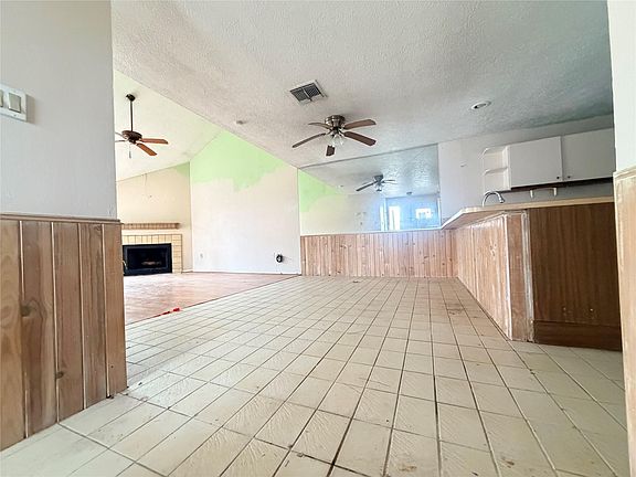 3rd image of 16015 Golf Club Dr