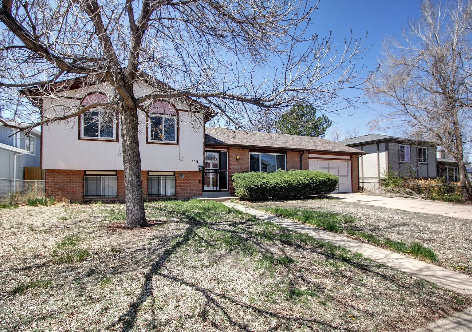 Location Location, Split level with private yard large garage in Englewood. — Photo 1