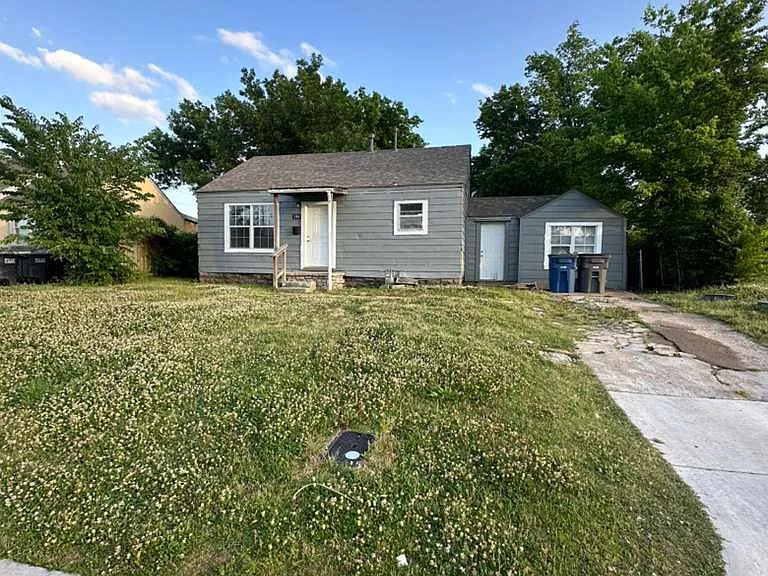 344 E Woodrow Pl — Photo 2