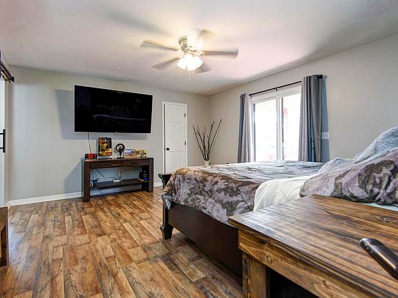 2nd image of 406 Yosemite Dr