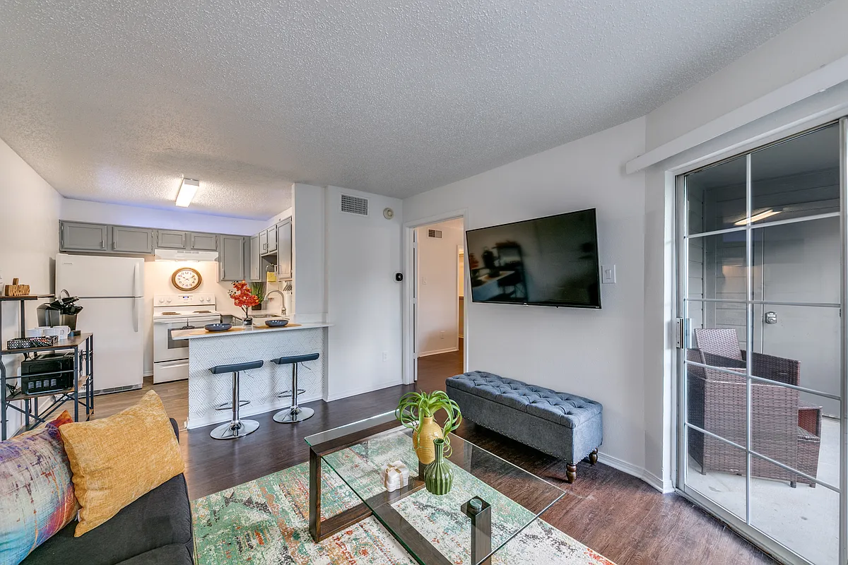 Building Photo - 18333 Roehampton Dr #421