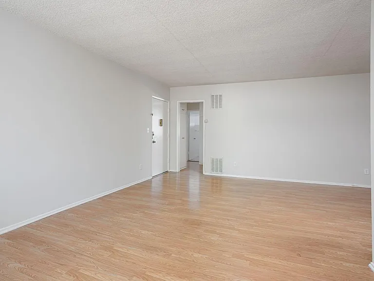 12860 Oxnard St #5 — Photo 9