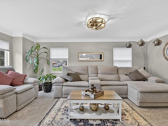 5th image of 2547 Castleton Ave