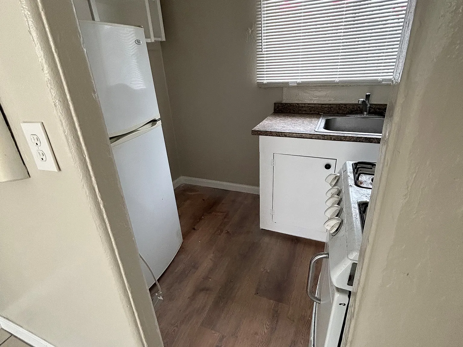 Studio, 400 sqft, $1,330 — Photo 3