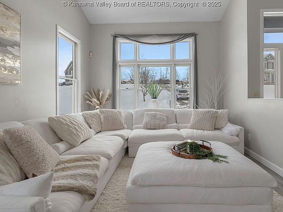 2nd image of 33 Villa Oaks Cir