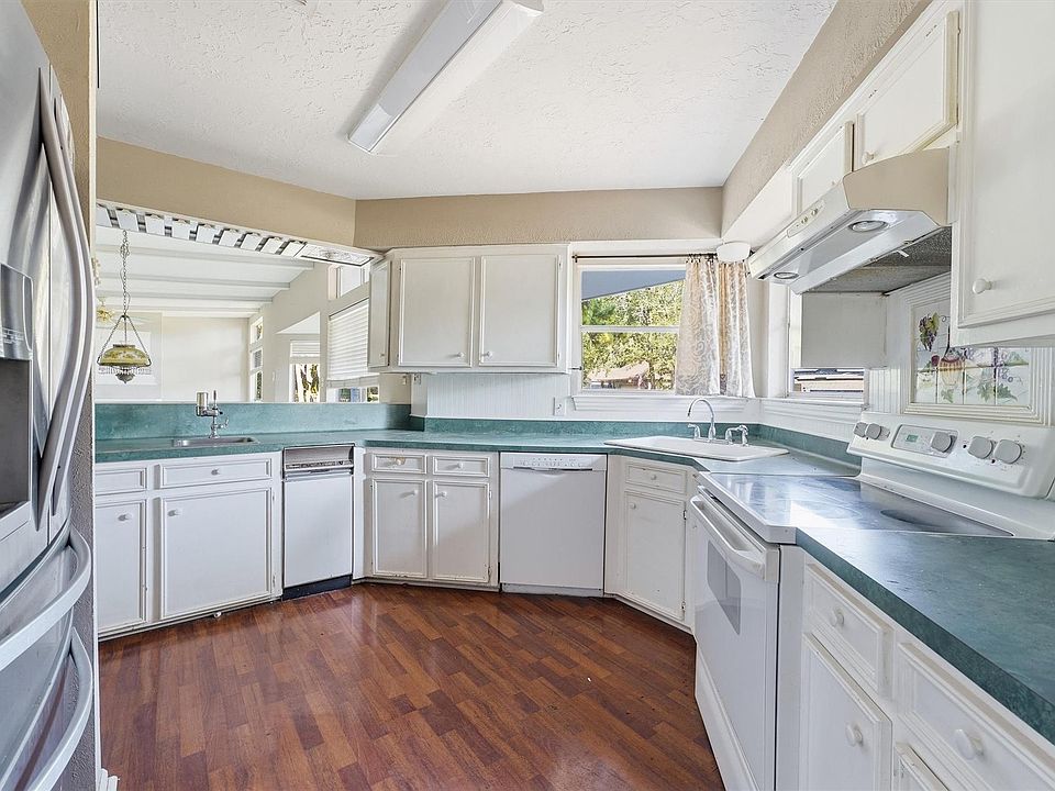10th image of 3523 Woodland Ln