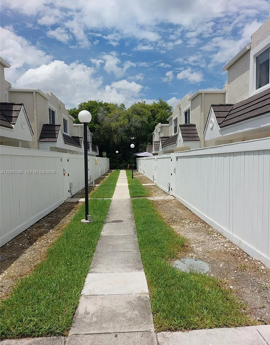 Gables Point Iii Condo — Photo 2
