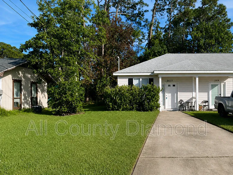 2617 Cypress St — Photo 2
