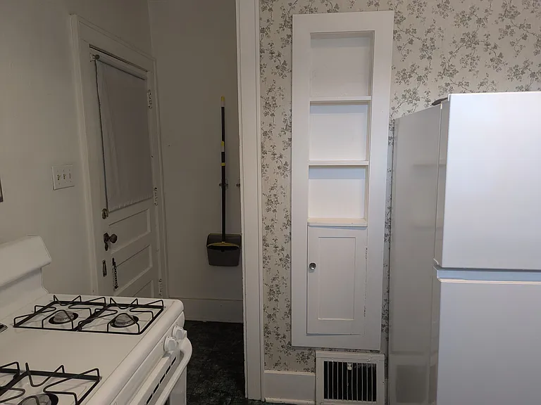 1141 Campeau St — Photo 21