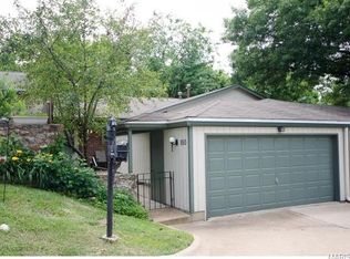 850 Conestoga Dr, Ballwin, MO 63021