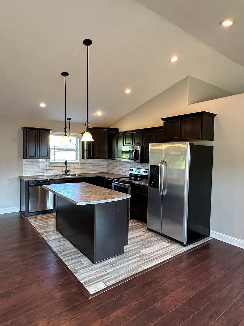 4 Bedroom 3 Bath 2 Stall Garage in Waynesville - Available with 30 day notice — Photo 3