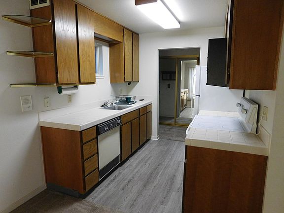 2nd image of 465 Pine Ave
