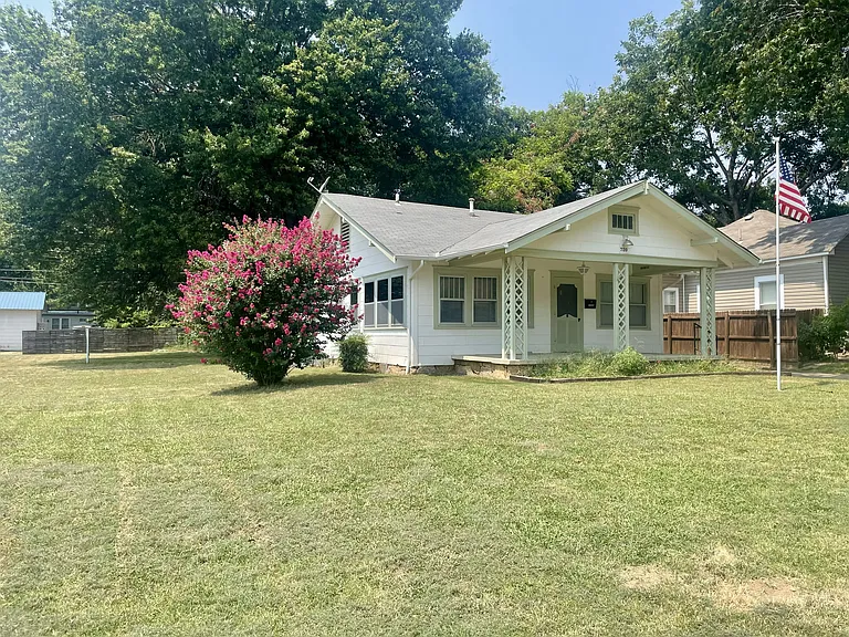 720 S Hickory St — Photo 3
