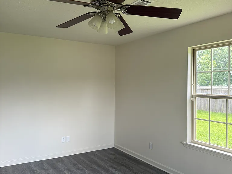 100 E Lauren Ln — Photo 5
