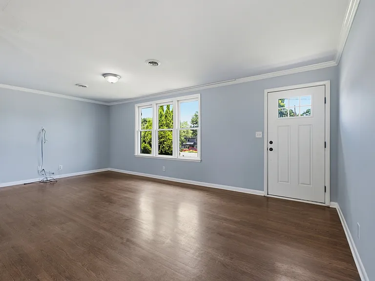 547 Harding Pl — Photo 3