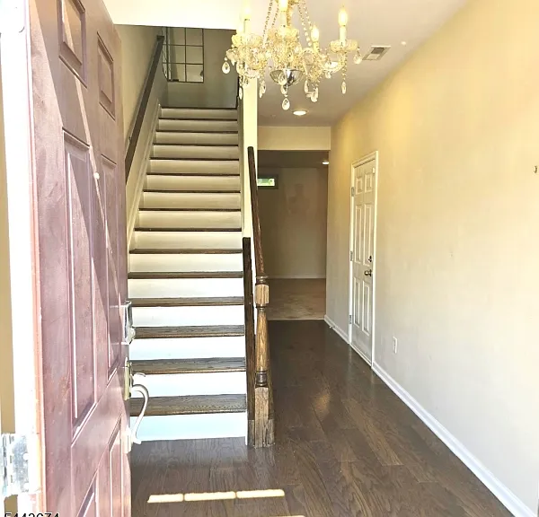 76 Albert Ct — Photo 2