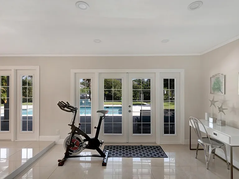 537 E Causeway Blvd — Photo 12